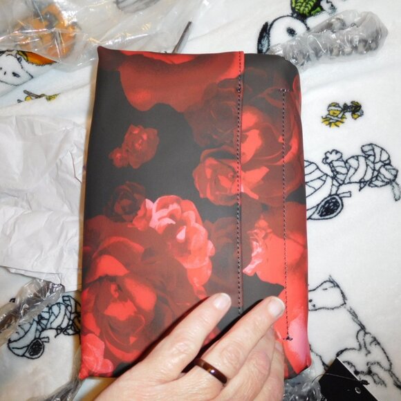 NWT SIMPLY VERA WANG GARRISON CROSSBODY RED ROSE BLOSSOM - Picture 13 of 15